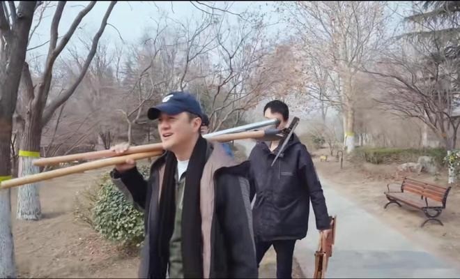 Lý Á Bằng hồ hởi vác cuốc ra vườn, chuẩn bị thể hiện kỹ năng làm nông.