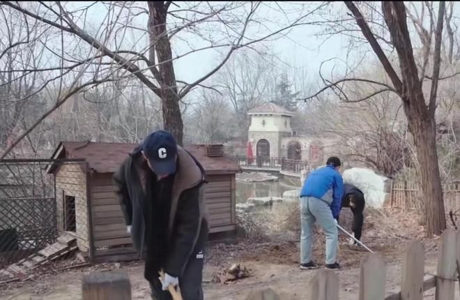 Nam diễn viên và các trợ lý hì hục cuốc đất trong video mới.