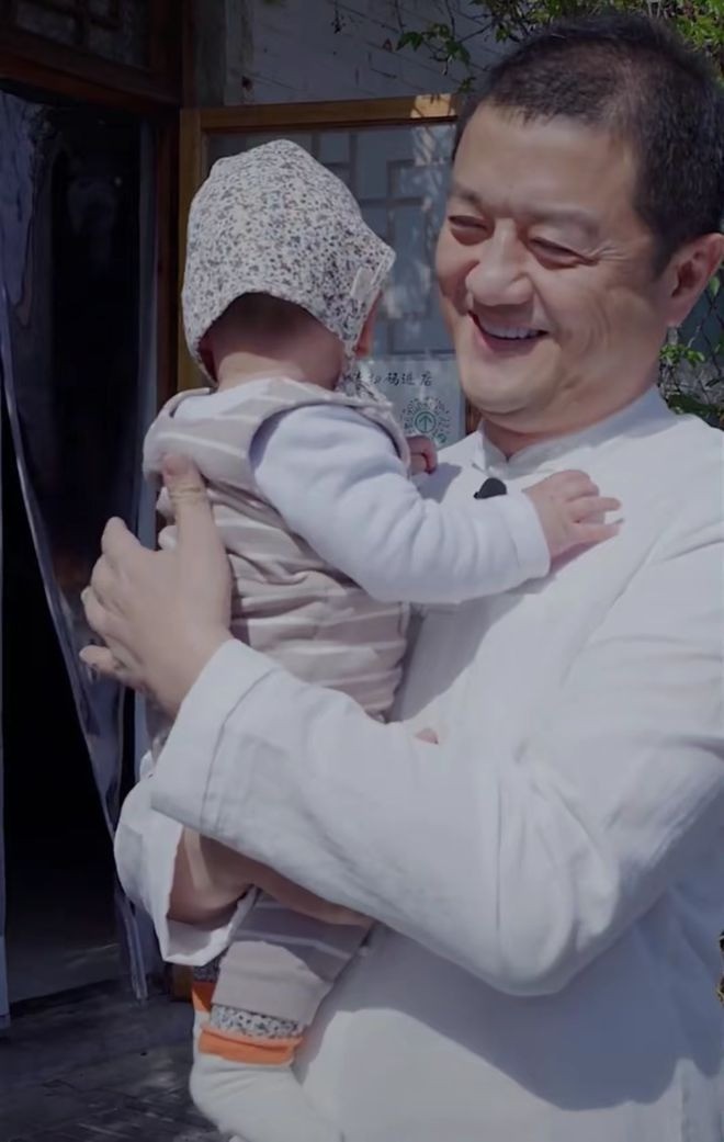 Lý Á Bằng là một ông bố hết lòng vì con cái. Mới đây, con gái thứ 2 của nam diễn viên phải đến bệnh viện thăm khám do tay bị bong tróc kéo dài. Nhiều CDM lo lắng cô bé mắc một căn bệnh di truyền.