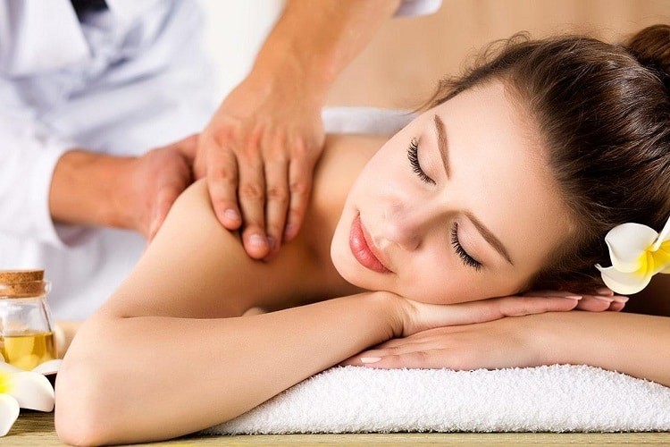 Đưa người phụ nữ mình thương yêu đi spa chính là đang chăm sóc cho họ, giúp họ được thư giãn và yêu bản thân hơn.