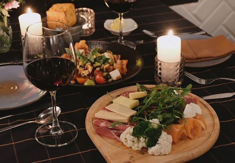 Cùng người phụ nữ mình yêu thương ăn một bữa tối lãng mạn chẳng phải là món quà rất thiết thực, ý nghĩa sao?