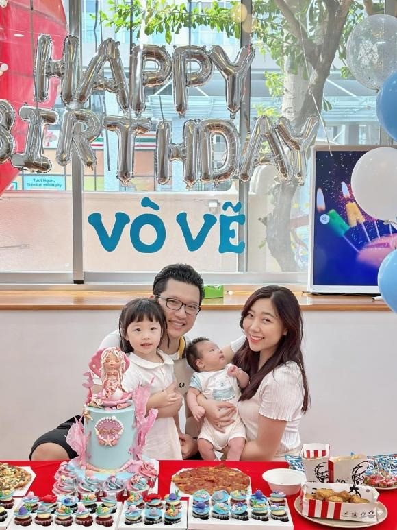 Ngày hôm nay, khi dự sinh nhật chị gái Vò Vẽ, con út nhà Huỳnh Mi cũng chiếm spotlight. Cứ đà này, tương lai bé trở thành ngôi sao như bác Trấn Thành sẽ chẳng xa.