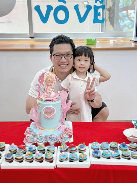 Bé Vò Vẽ, cháu gái đầu của Trấn Thành đã được 3 tuổi. Trước đây, Trấn Thành từng ghép ảnh cô bé với ảnh thời nhỏ của mình, cho thấy 2 bác cháu rất giống nhau.