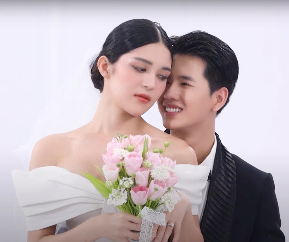 Biểu cảm u sầu của Huỳnh My khi tham gia thử thách chụp ảnh cưới trong Miss International Queen Vietnam 2023.