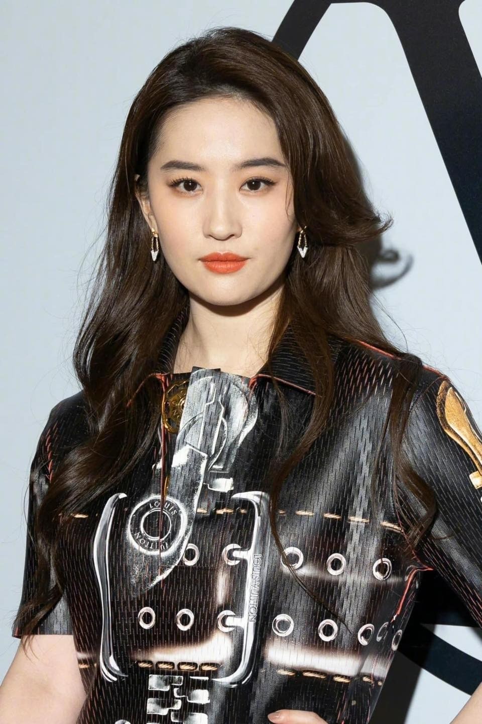 Ảnh chụp cận mặt, chưa qua chỉnh sửa, Lưu Diệc Phi gần như giữ được vẻ đẹp nữ thần của mình. Phải nhìn kỹ mới thấy được dấu vết thời gian mờ mờ trên gò má của cô.