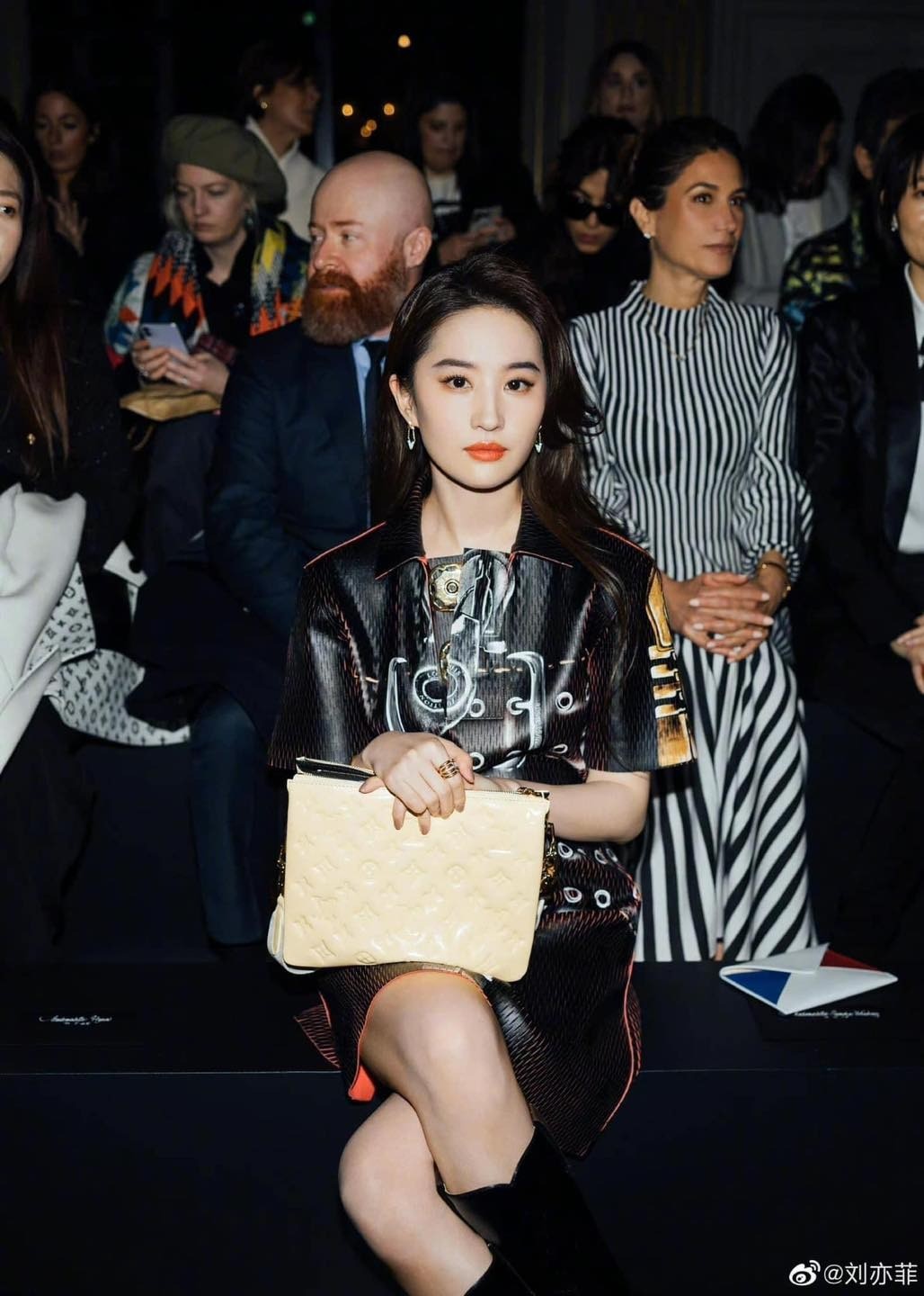 Làn da trắng sáng trở thành ưu điểm giúp Lưu Diệc Phi nổi bật giữa đám đông.