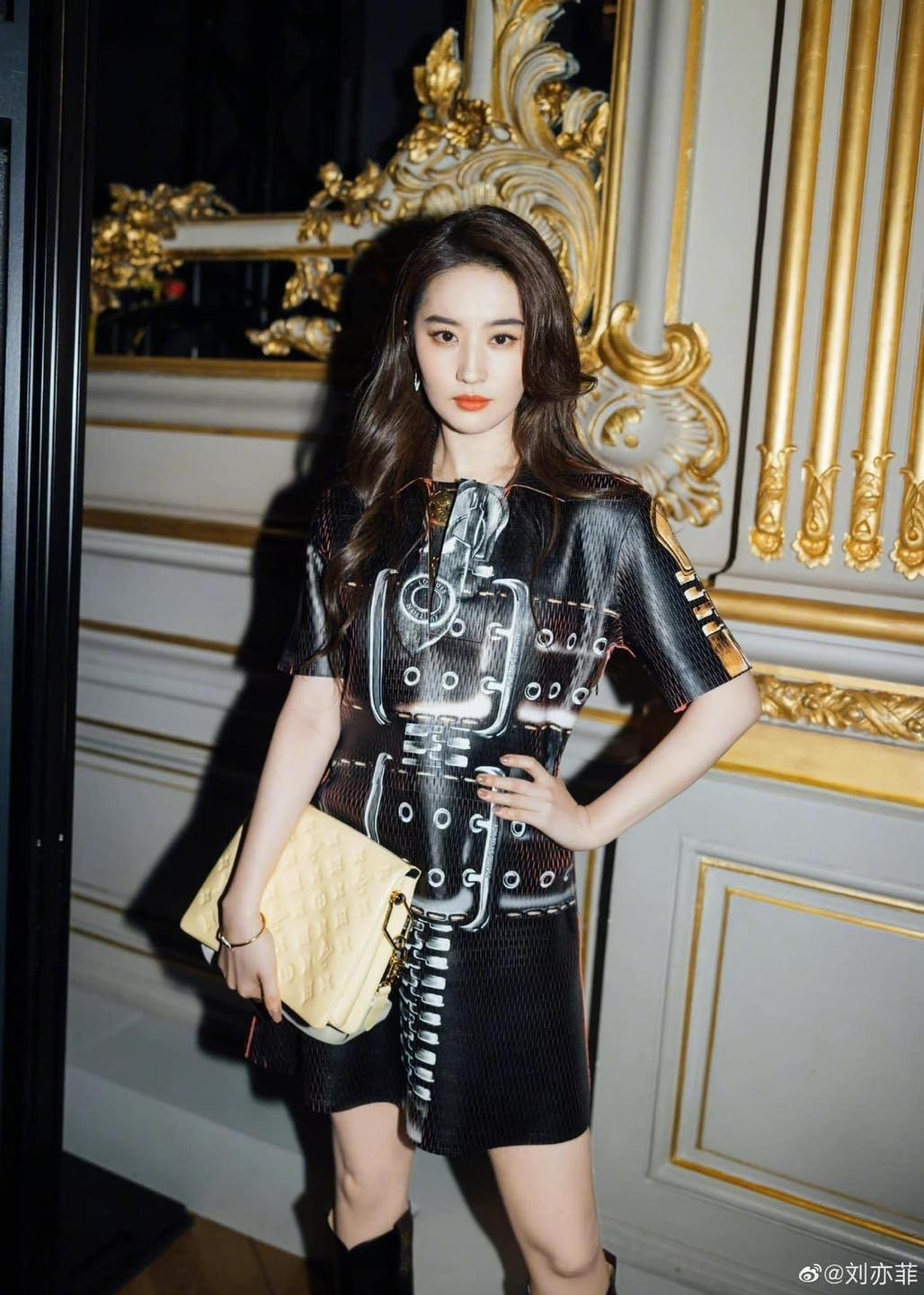 Vẻ đẹp sang chảnh, thoát hẳn hình ảnh bình dị của Hứa Hồng Đậu trong Đi Đến Nơi Có Gió.