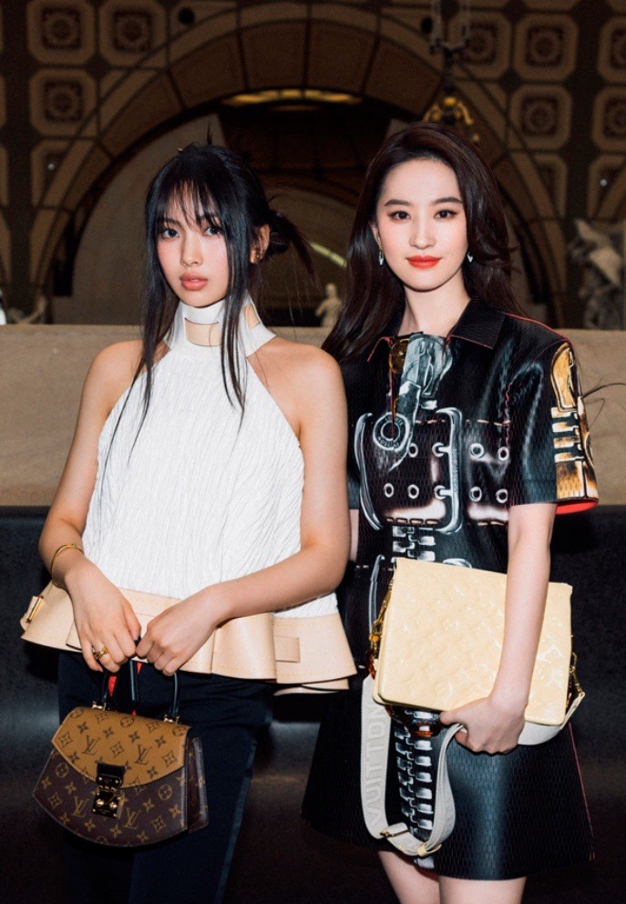 Đứng với Hyein kém 20 tuổi, Lưu Diệc Phi cũng chỉ như chị gái cô nàng, không thể nhìn ra khoảng cách thế hệ lớn như vậy.
