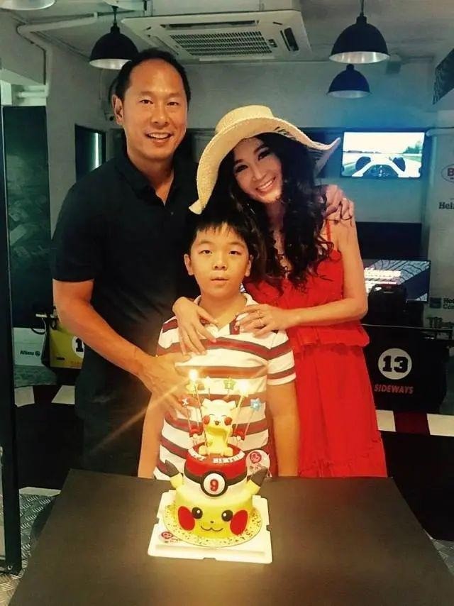 Khi còn nhỏ, Hà Quốc Luân được nhận xét có ngoại hình giống bố nuôi Hà Tổ Quang.