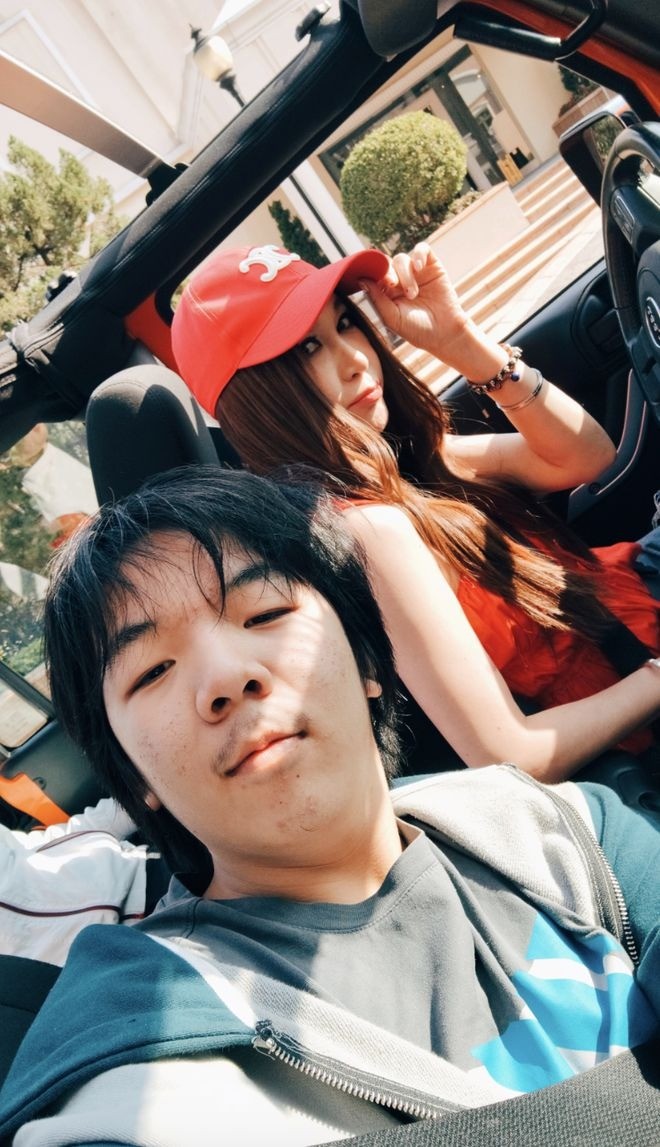 Chụp ảnh cùng con trai nuôi, Ôn Bích Hà lại bị cậu bé chiếm spotlight.