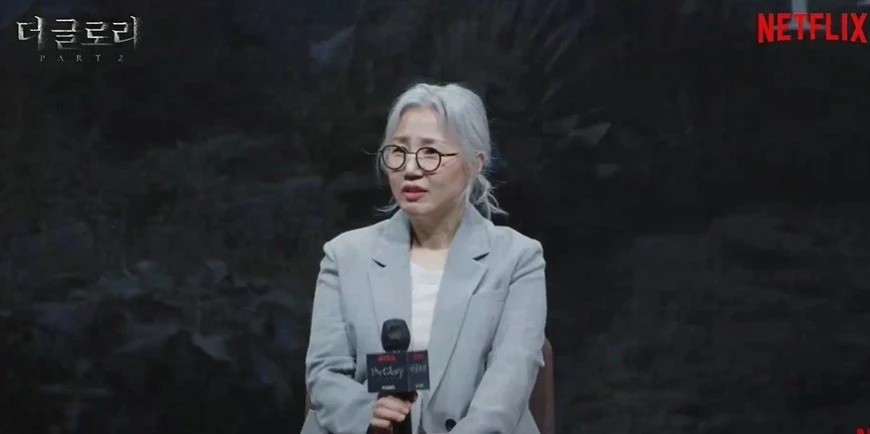 Biên kịch Kim Eun Sook cho biết chính câu hỏi của con gái đã khiến bà lên ý tưởng để viết The Glory.