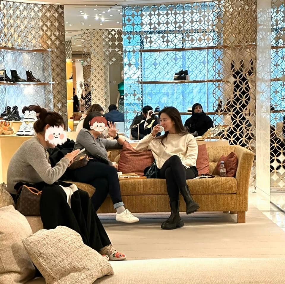 Khi không đi sự kiện, Lưu Diệc Phi lúc nào cũng giản dị và xinh đẹp như thế này. Một vẻ đẹp trong veo, mát lành, đậm chất 'thần tiên tỷ tỷ'.