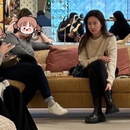 Dù trong bộ dạng đầu tóc rối bù như mới ngủ dậy nhưng Lưu Diệc Phi vẫn toát ra thần thái khiến người xung quanh cảm thấy dễ chịu.