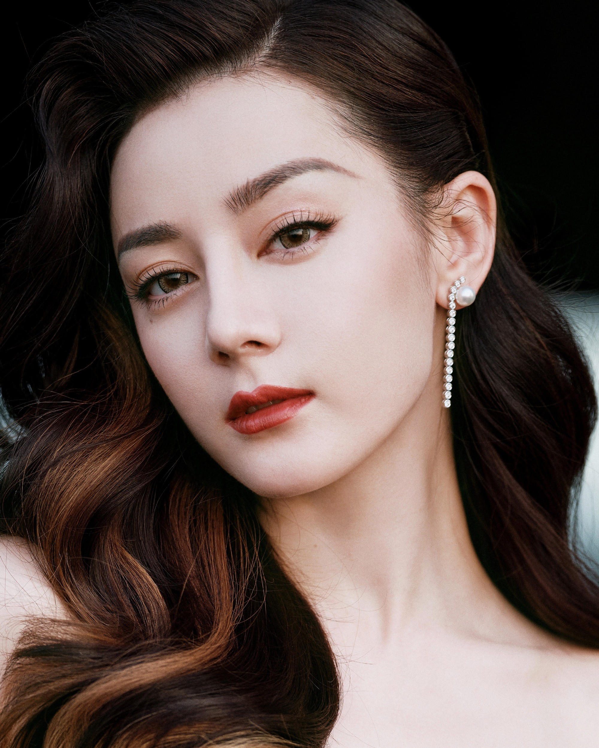 Gương mặt đẹp tựa nữ thần của Địch Lệ Nhiệt Ba.