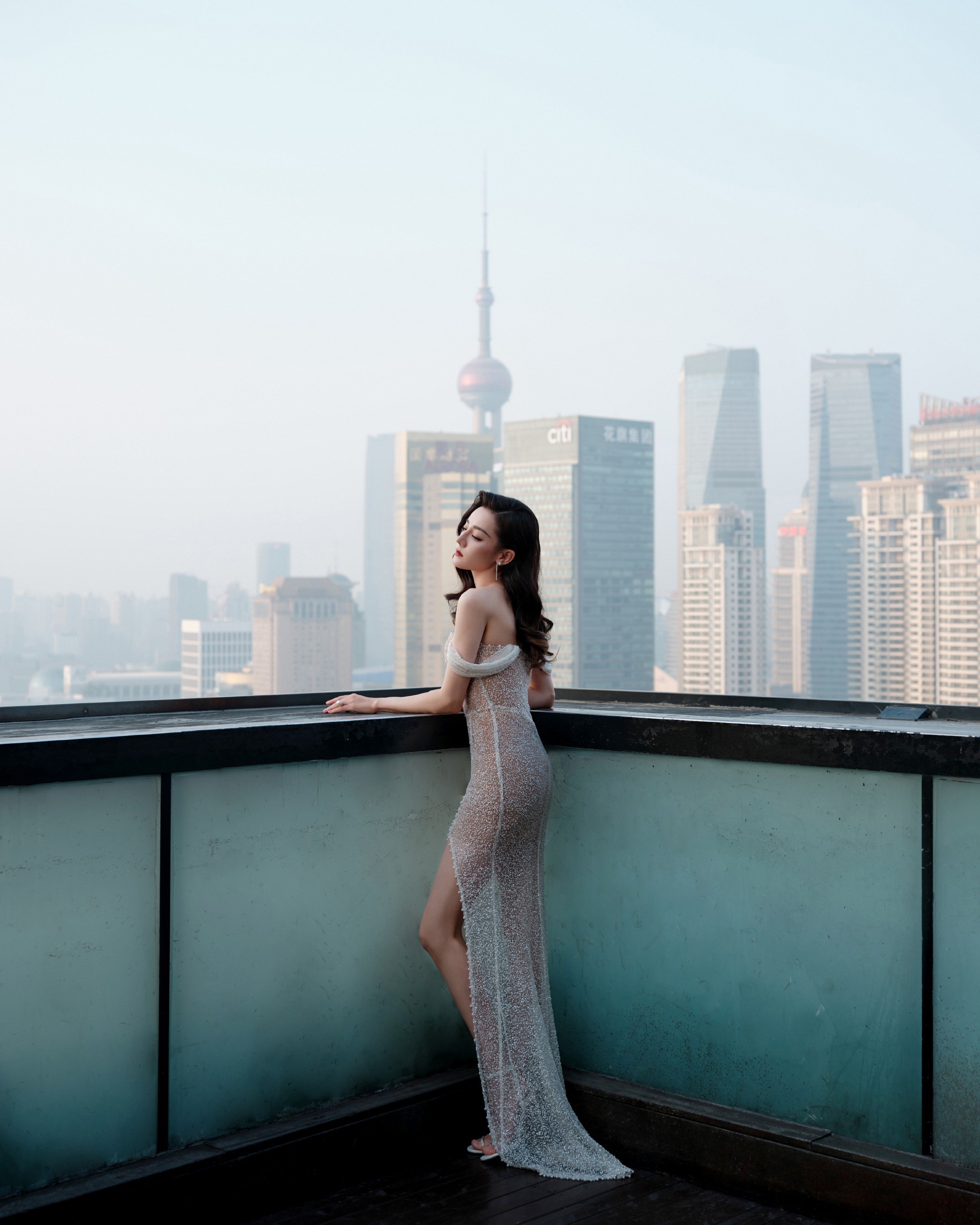 Thiết kế hờ hững, mỏng manh nhưng lại không hề thô tục, tôn trọng vẻ đẹp của 'mỹ nhân Tân Cương'.