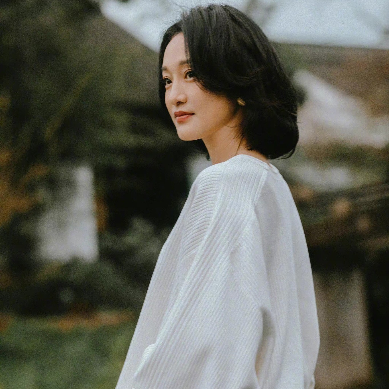 Là một sao nữ nhưng ngay từ khi còn trẻ, Châu Tấn đã không sợ ảnh xấu. Cô dám khoe mặt mộc trong các buổi phỏng vấn, thỉnh thoảng bị chụp ảnh 'đầu trọc', 'mặt sưng phù'... Nhưng trong mắt khán giả, cô vẫn luôn là một sao nữ xinh đẹp và có khí chất.