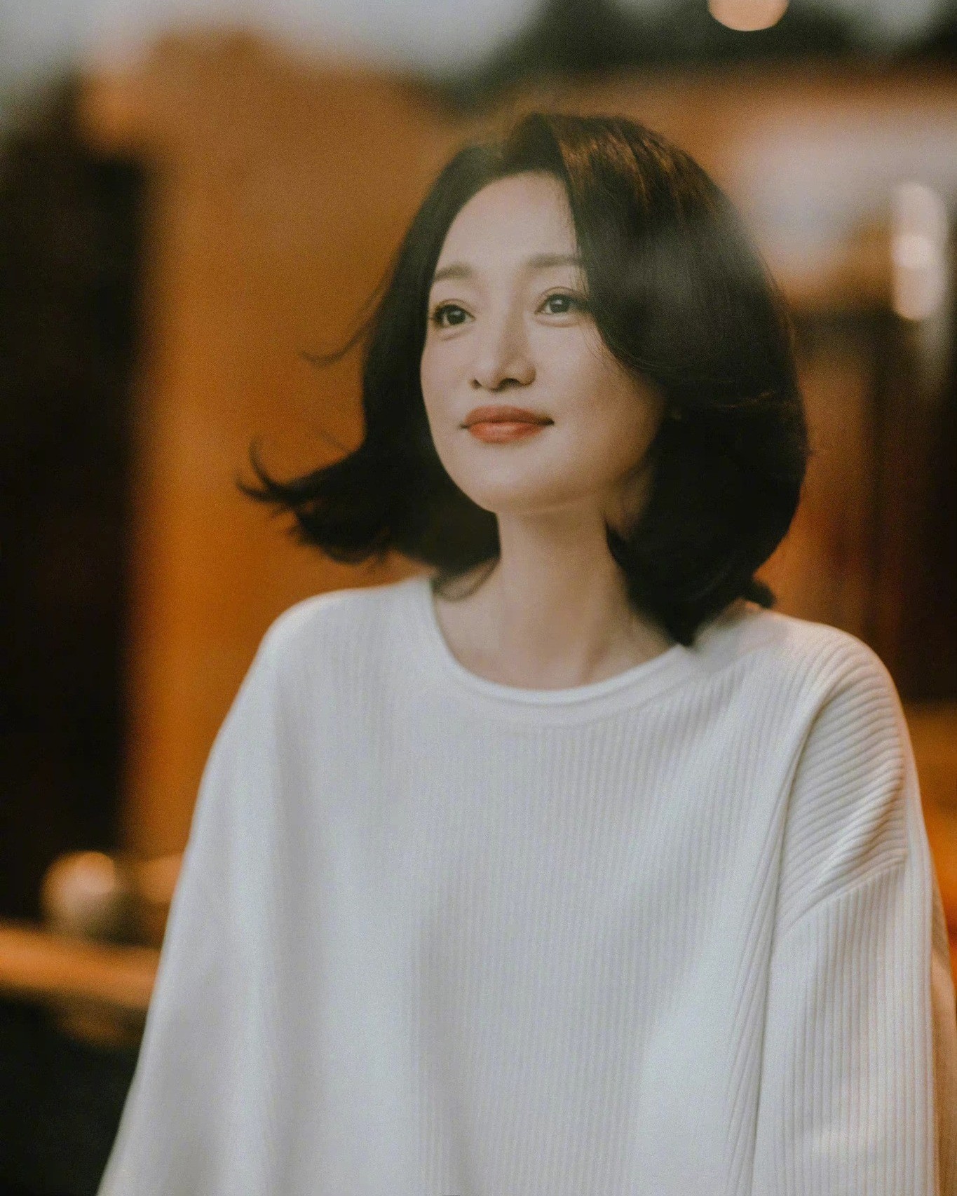 Tuy nhiên, nếu được nhìn thấy Châu Tấn thời niên thiếu, có lẽ vị đạo diễn trên sẽ thay đổi quan điểm. Châu Tấn đẹp, đẹp đến kinh ngạc. Vào những năm 1990, hình ảnh xinh đẹp của cô còn xuất hiện trên những tờ lịch.