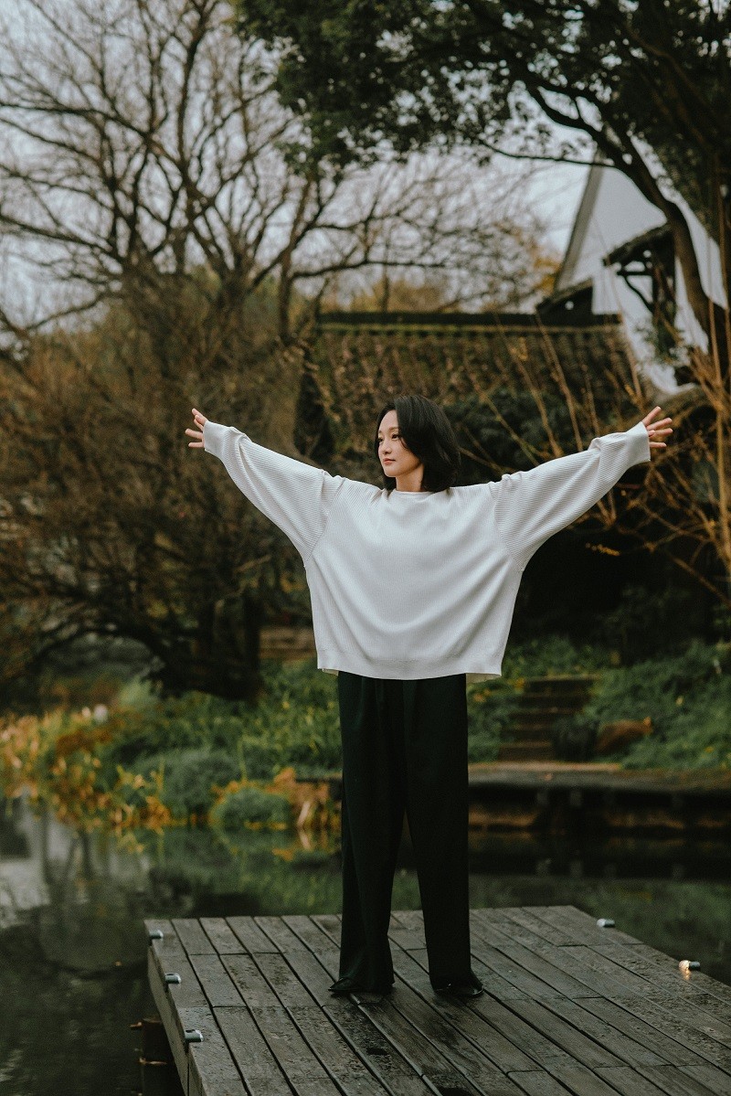 Trong rất nhiều năm hoạt động nghệ thuật, Châu Tấn không được người ta bàn về nhan sắc. Thứ nhất, vì năng lực chuyên môn của cô quá siêu phàm khiến người ta không còn để ý đến ngoại hình. Thứ hai, vẻ đẹp của Châu Tấn rất đặc biệt, càng nhiều tuổi càng xuất sắc, mặn mà.