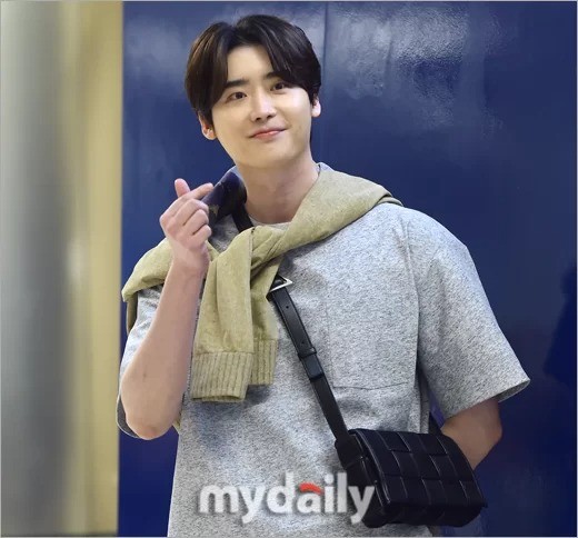 Lee Jong Suk xuất hiện điển trai tại sự kiện. Nam diễn viên có vẻ phát tướng hơn so với trước. Lee Jong Suk xuất hiện điển trai tại sự kiện. Nam diễn viên có vẻ phát tướng hơn so với trước.