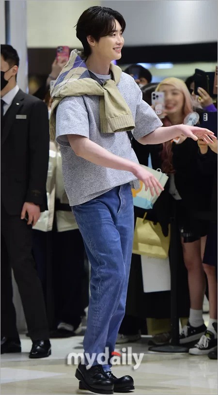 Chiếc túi mà Lee Jong Suk diện tại sự kiện trị giá hơn 100 triệu đồng, là đồ đôi với bạn gái IU. Phiên bản cũ của nó có giá ngang ngửa một chiếc xe ô tô nhỏ.