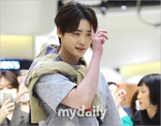 Lee Jong Suk phá lên cười, lấy tay vuốt tóc khi được khán giả khen 'đẹp trai lạ thường'. Lee Jong Suk phá lên cười, lấy tay vuốt tóc khi được khán giả khen 'đẹp trai lạ thường'.