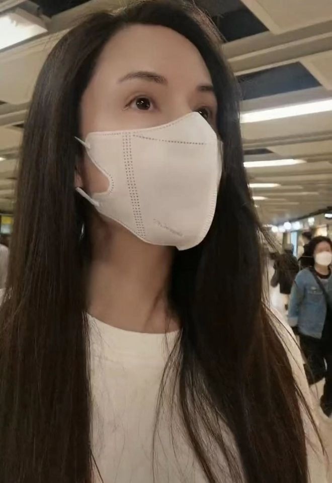 Đã lâu không đi tàu điện ngầm, nữ diễn viên ngơ ngác tìm đường.