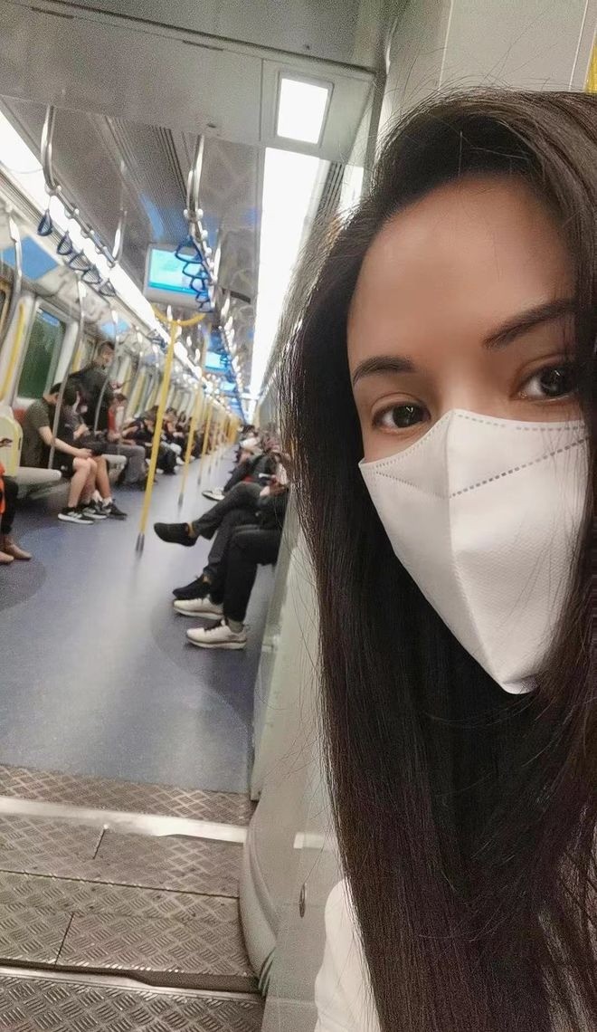 Đằng sau lớp khẩu trang này nhất định là một đại mỹ nhân.