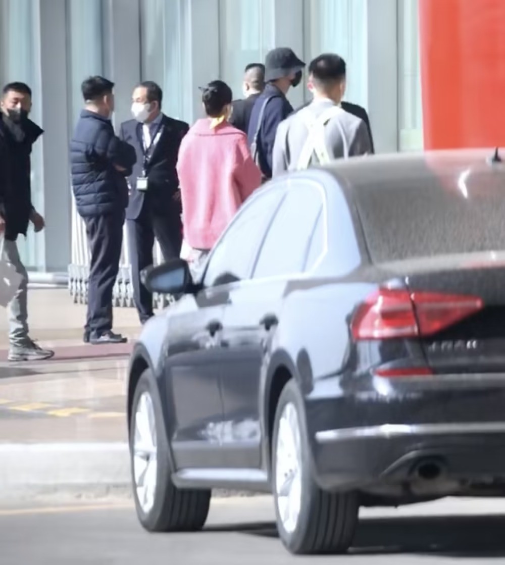 Nam diễn viên ra khỏi xe rồi rảo bước đi nhanh vào bên trong.