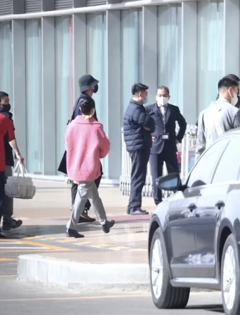 CDM vẫn chưa nguôi ngoai sự cố ảnh nhạy cảm của nam diễn viên 'Chiếc bật lửa và váy công chúa'.