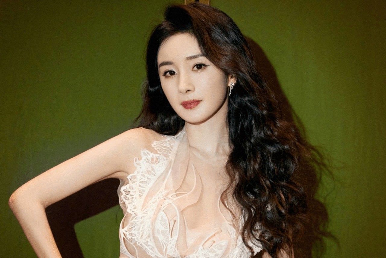 Dương Mịch tiết lộ luật ngầm đen tối của Cbiz, Địch Lệ Nhiệt Ba may mắn qua tay đàn chị 1 Dương Mịch tiết lộ luật ngầm đen tối của Cbiz, Địch Lệ Nhiệt Ba may mắn qua tay đàn chị 1