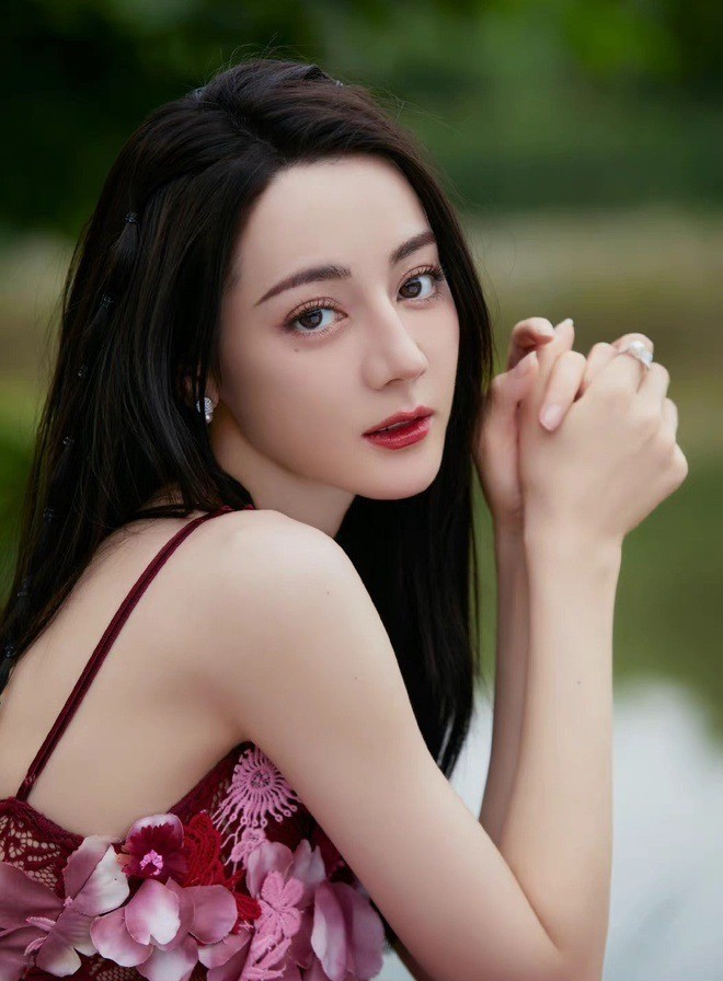 Dương Mịch tiết lộ luật ngầm đen tối của Cbiz, Địch Lệ Nhiệt Ba may mắn qua tay đàn chị 3 Dương Mịch tiết lộ luật ngầm đen tối của Cbiz, Địch Lệ Nhiệt Ba may mắn qua tay đàn chị 3