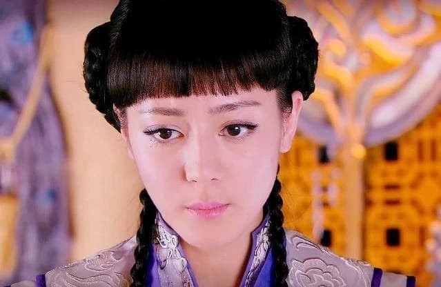 Dù sở hữu gương mặt với ngũ quan tinh xảo nhưng Địch Lệ Nhiệt Ba thực sự bị 'phong ấn' nhan sắc với kiểu tóc mái ngố này. Nhiều người nhìn kiểu tóc và liên tưởng tới nhân vật Na Tra.