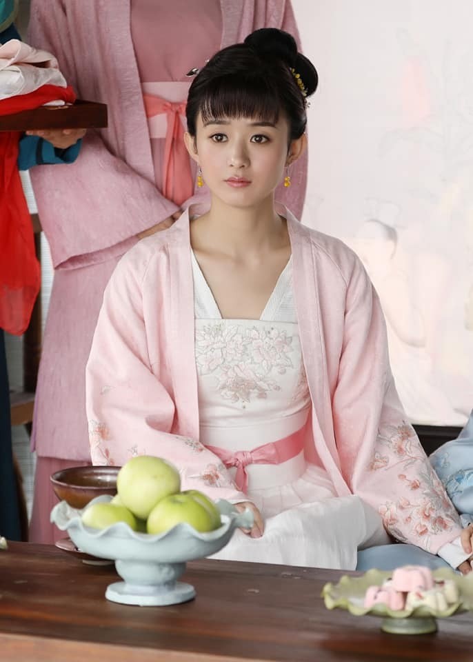 Tạo hình của Triệu Lệ Dĩnh trong Minh Lan Truyện. Tuy không được kiều diễm như một số tạo hình cổ trang khác của cô nàng nhưng mái tóc ngố này cũng không xấu, nó khiến Lệ Dĩnh dịu dàng hơn rất nhiều.