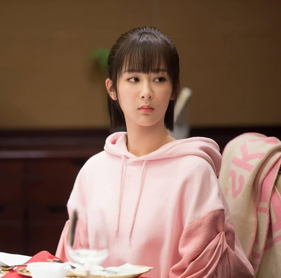 Dương Tử khá hợp với tạo hình tóc mái ngố này. Trong Cá Mực Hầm Mật, nhân vật Đồng Niên của cô có tính cách ngọt ngào, ngây thơ, do đó mái tóc ngố không hề khiên cưỡng mà làm trẻ hóa khuôn mặt một cách tự nhiên. Đây được đánh giá là một trong những tạo hình đẹp của Dương Tử.