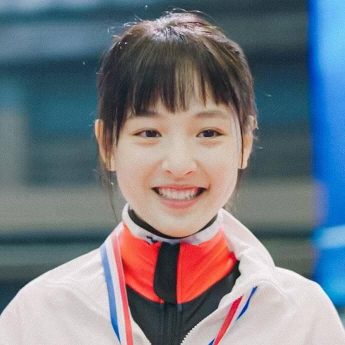 Mái tóc lộn xộn và nhơm nhở nhưng mọi người lại thấy Ngô Thiến thật xinh đẹp, trẻ trung, thanh thuần.