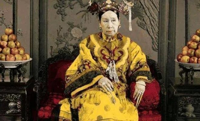 Quốc khố trống rỗng, dân chúng lầm than nhưng Từ Hi Thái hậu vẫn tận hưởng cuộc sống xa hoa, thượng hạng gây phẫn nộ.