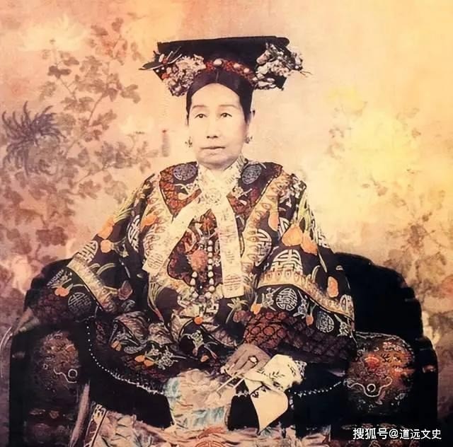 Từ Hi Thái hậu không chịu uống nước giếng đun sôi như người thường, nhất định phải dùng suối nguồn trong vắt trên núi Tuyền Lâm, ngâm cánh hồng tươi để thưởng thức.