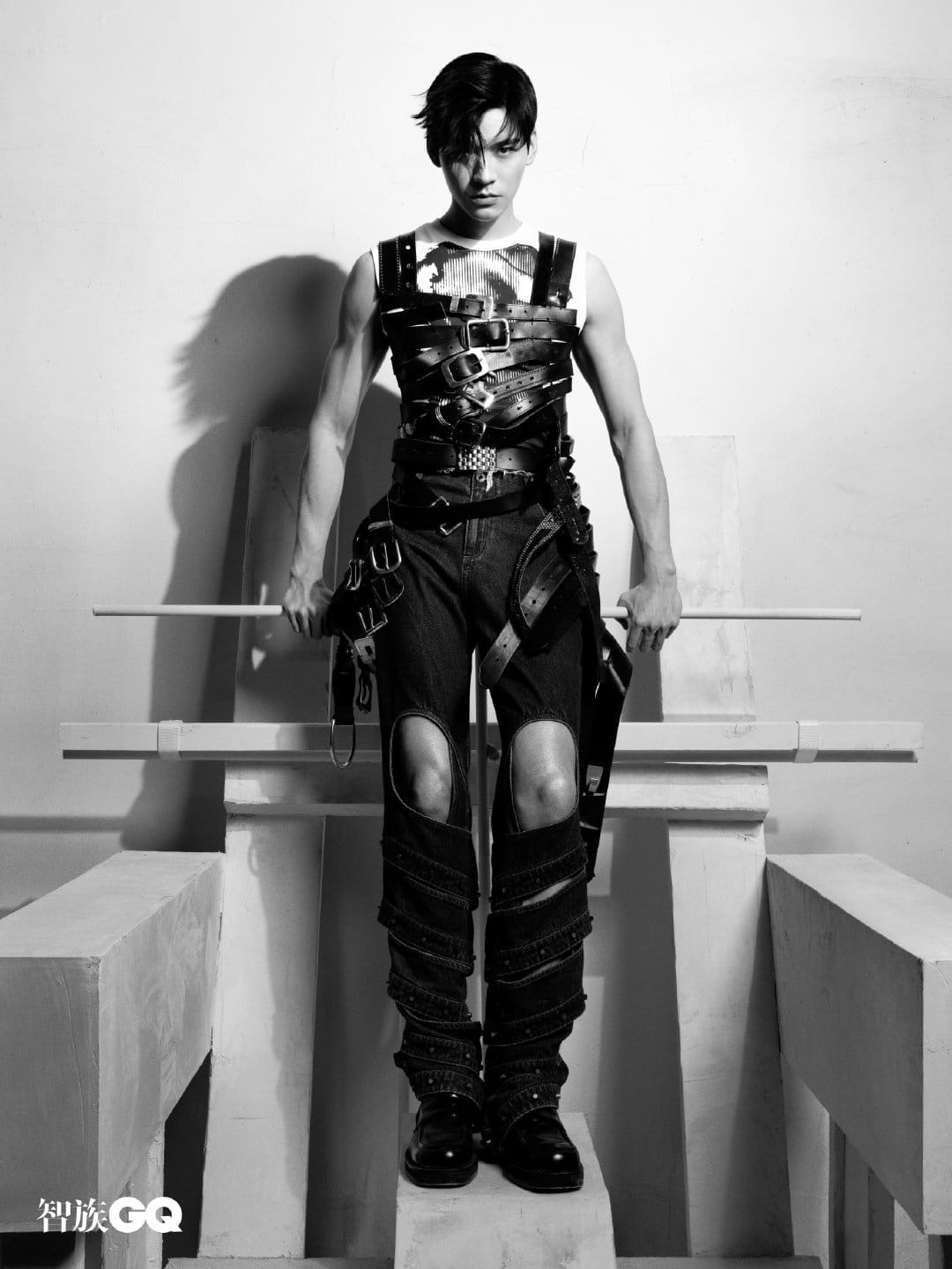 Tạo hình vừa mạnh mẽ, vừa bí ẩn của nam diễn viên.