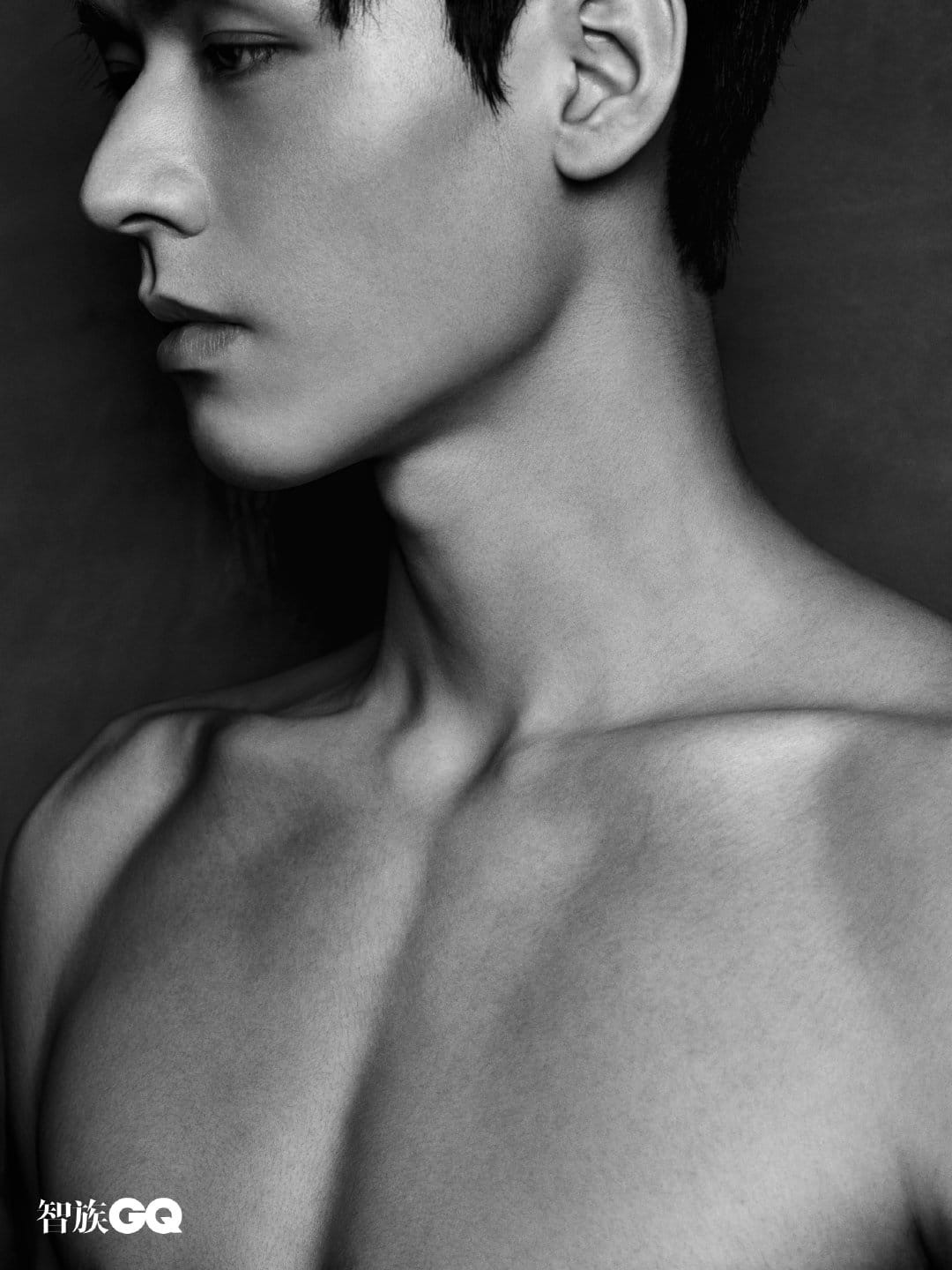 Vẻ đẹp của Cung Tuấn gần như không có khiếm khuyết.