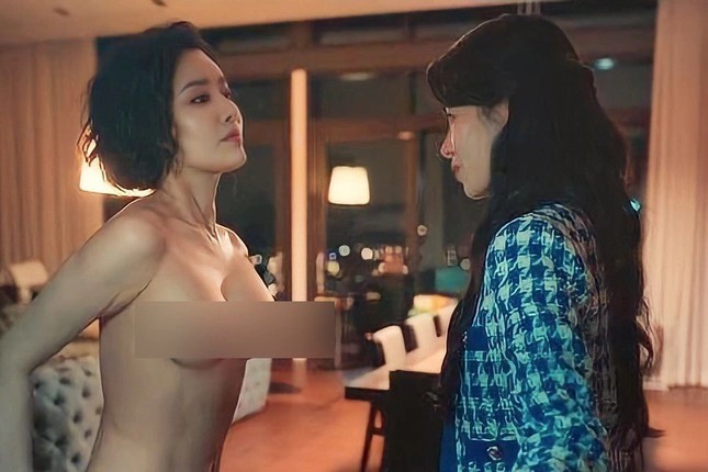 Giá chiếc áo 'ác nữ sexy nhất The Glory' lột bỏ trên phim 1 Giá chiếc áo 'ác nữ sexy nhất The Glory' lột bỏ trên phim 1