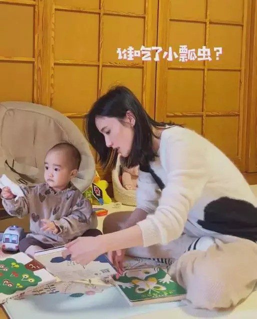Cựu người mẫu còn than thở việc chồng không đoái hoài đến con gái út, để mặc cô chăm lo ngay cả khi bé ốm. Cựu người mẫu còn than thở việc chồng không đoái hoài đến con gái út, để mặc cô chăm lo ngay cả khi bé ốm.