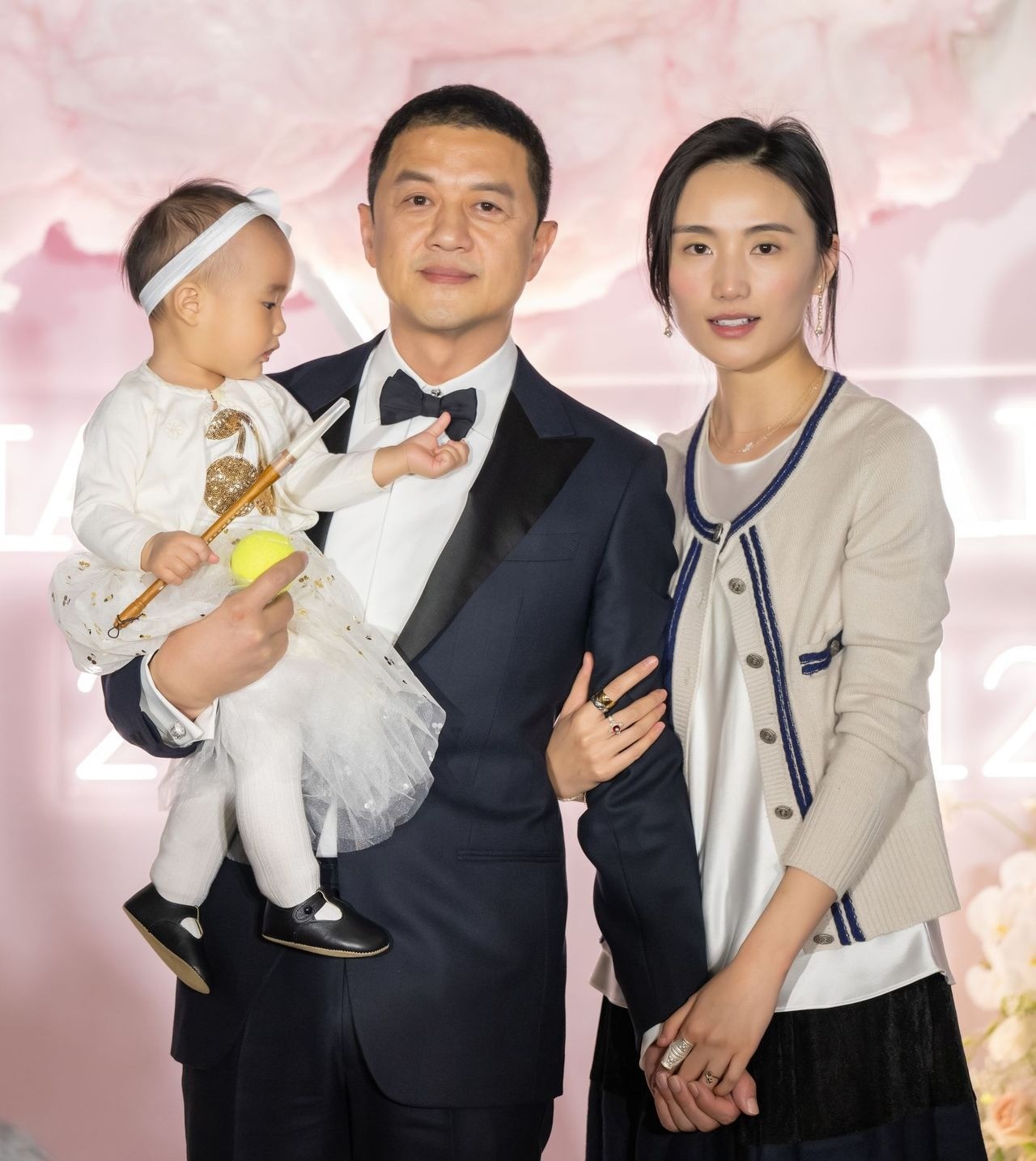 Vợ Lý Á Bằng bì tị khi chồng đối xử bất công giữa con chung, con riêng 2 Vợ Lý Á Bằng bì tị khi chồng đối xử bất công giữa con chung, con riêng 2