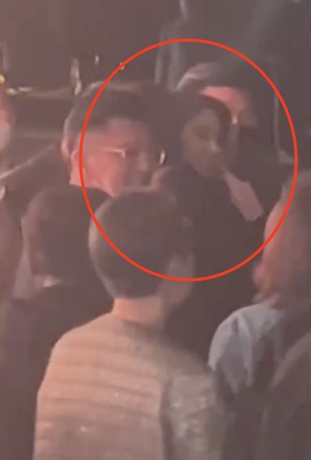 Nhìn ảnh cảnh, fan couple của hai người lại tích cực đẩy thuyền. Có lẽ sau khi phim đóng máy, Dương Dương và Lưu Diệc Phi vẫn còn giữ liên lạc. Nhìn ảnh cảnh, fan couple của hai người lại tích cực đẩy thuyền. Có lẽ sau khi phim đóng máy, Dương Dương và Lưu Diệc Phi vẫn còn giữ liên lạc.