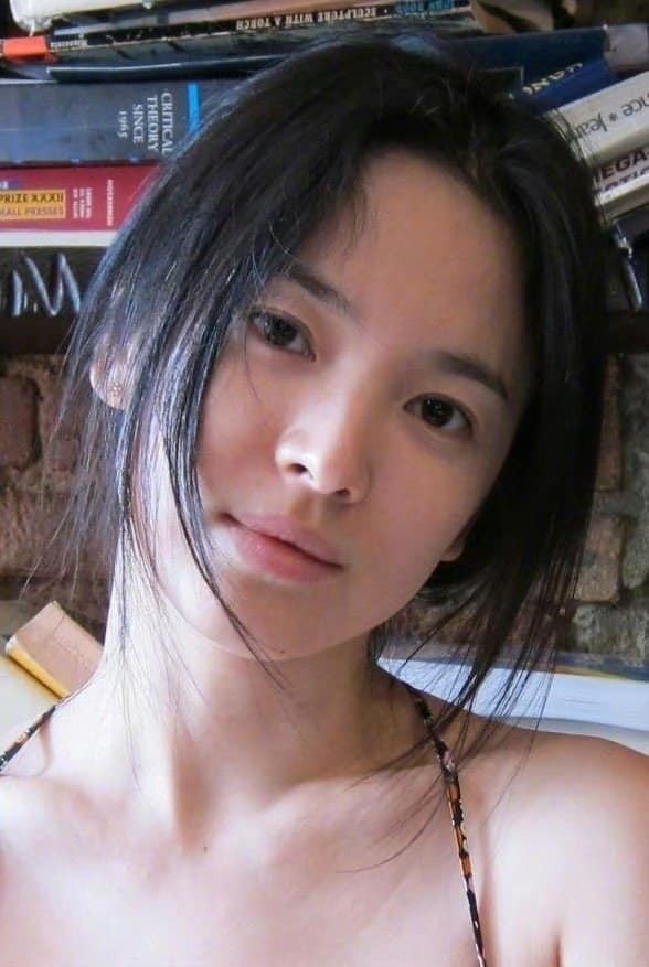 Bức ảnh chụp cận mặt mộc của Song Hye Kyo những năm 2000 đủ để khán giả hình dung được đẳng cấp nhan sắc của cô. Thời bấy giờ, Song Hye Kyo lúc nào cũng nằm trong danh sách những mỹ nhân hàng đầu của làng giải trí xứ Hàn.