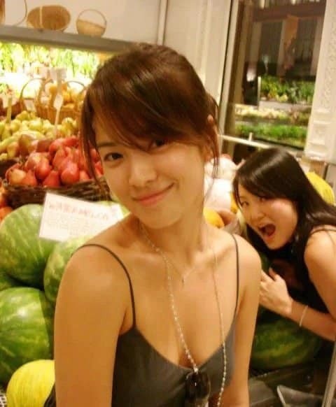 Lên đồ đơn giản, không son phấn cầu kỳ mà gương mặt Song Hye Kyo vẫn toát ra vẻ đẹp nổi bật.