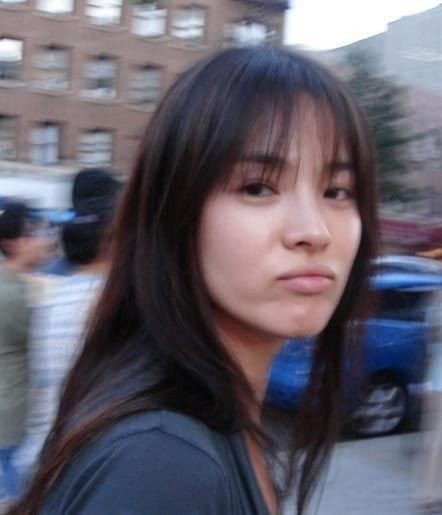 Biểu cảm tinh nghịch, gương mặt nhợt nhạt không son phấn vẫn chẳng thể dìm được vẻ đẹp của Song Hye Kyo cách đây 20 năm.