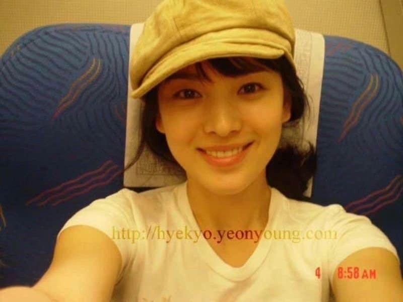 Song Hye Kyo đúng chuẩn mỹ nhân. Những bức ảnh cô chụp đều bình thường mà vẫn nổi bần bật.