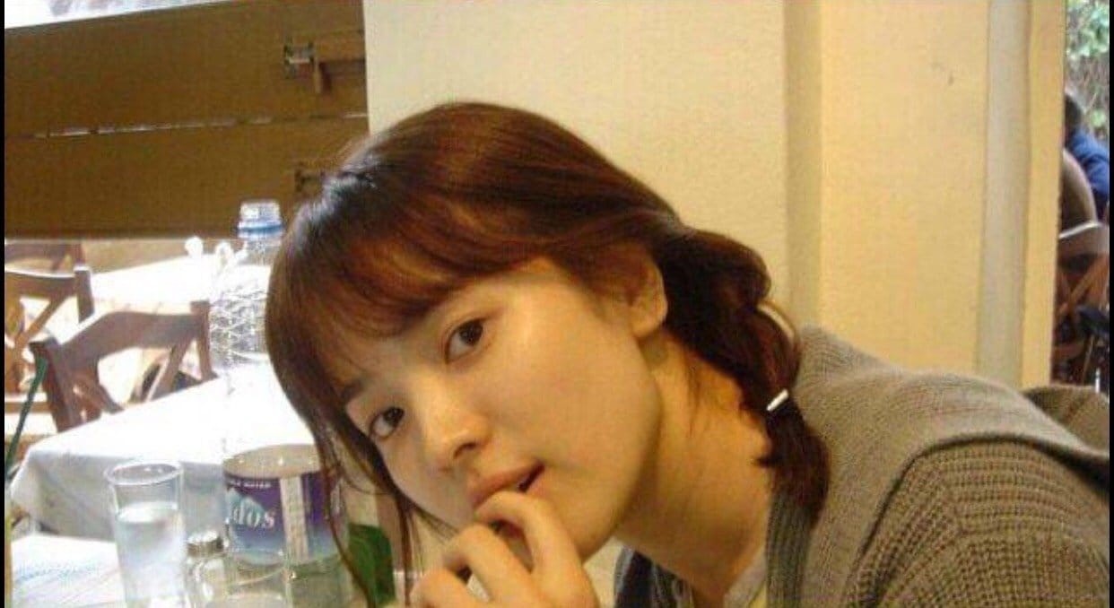 Phải đẹp từ trong trứng mới có được nhan sắc như thế này. Gương mặt Song Hye Kyo đẹp hài hòa, cân đối, đẹp từ đường nét đến tổng thể. Nhiều người từng nói không thấy Song Hye Kyo xinh đẹp nhưng khi xem lại các bức ảnh xưa của cô đều thay đổi ý kiến.