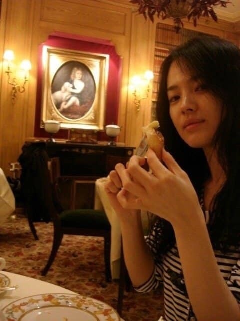 Dù để mặt mộc, tóc tai rối bời thì nhan sắc Song Hye Kyo thời trẻ vẫn đỉnh cao. Ở góc chụp này, một số CDM nhận định người đẹp na ná diễn viên Han Hyo Joo .