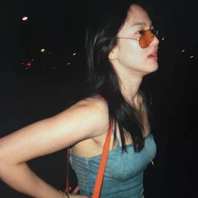 Ở một góc chụp khác, Song Hye Kyo lại khiến mọi người liên tưởng tới chị đại Jun Ji Hun. Vẻ đẹp của cô vừa trong veo, vừa phóng khoáng.